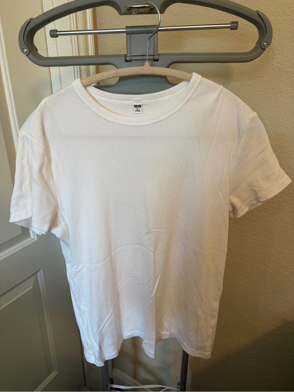 Uniqlo White Short Sleeve Crew Neck Tee
